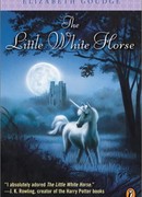 Маленькая белая лошадка в серебряном свете луны